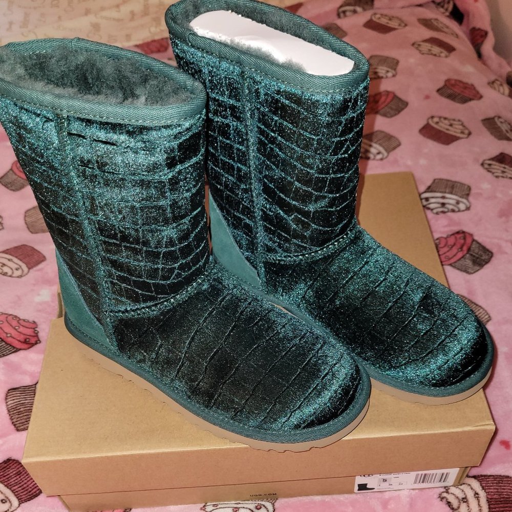 Brand New: UGG Classic Short II Croc